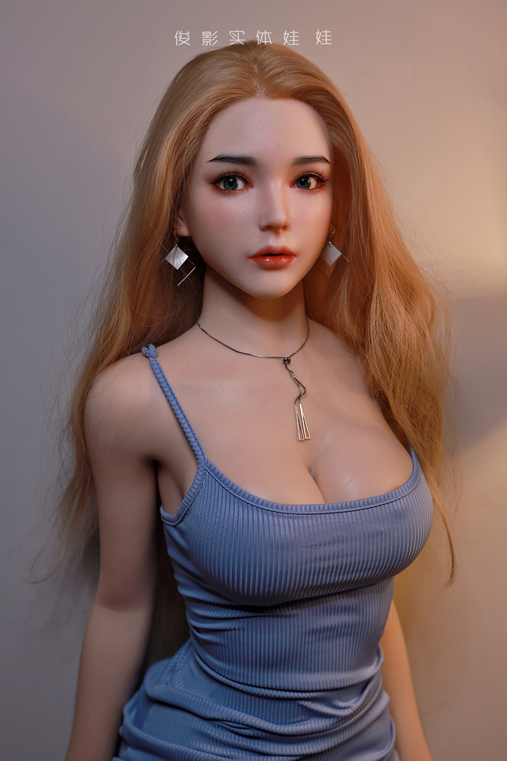 巨乳金髪ギャルreal doll